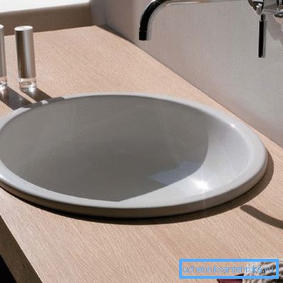Vestavěný produkt vypadá méně efektivně, ale při správném přístupu se může stát skutečnou dekorací koupelny