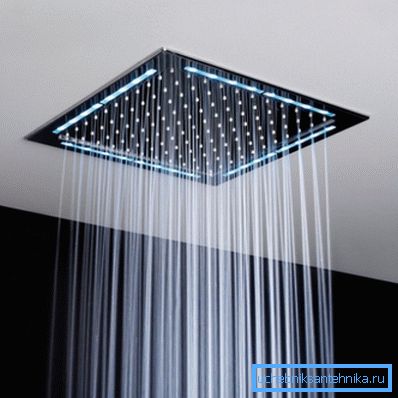 Vestavěná stropní síťka pro sprchu s LED osvětlením, jedna z odrůd stacionárních modelů.