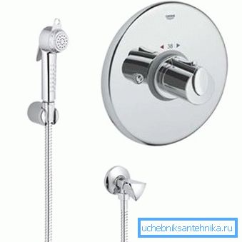 Vestavěná baterie pro hygienickou sprchu poskytuje přednastavení teploty a tlaku, stačí otevřít kohoutek, který chcete používat
