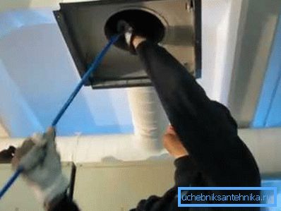 Zavedení flexibilního hřídele do vnitřního prostoru systému.