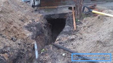 Vstup do domu se nejlépe provádí na úrovni suterénu, nebo pod podkladem uděláme malou kopu Vstup do domu se nejlépe provádí na úrovni suterénu, nebo pod podkladem uděláme malou kopu