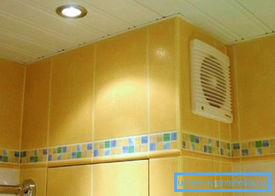 Hood v koupelně, vybavený ventilátorem
