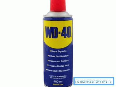 WD-40 pomáhá zbavit se lepidla na povrchu toaletní mísy