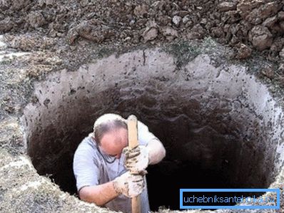 Pit pod prvním betonovým kroužkem Pit pod prvním betonovým kroužkem