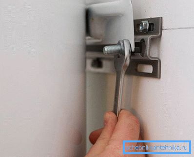 Namontujte ohřívač vody na montážní lištu