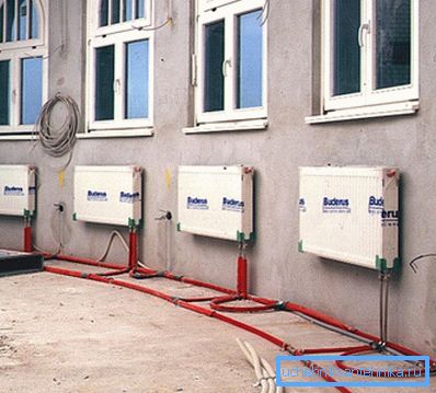 Díky flexibilitě polymerních trubek je vhodné používat v nepravidelně tvarovaných místnostech. Díky flexibilitě polymerních trubek je vhodné používat v nepravidelně tvarovaných místnostech.