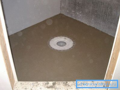 Betonová podlaha s dřezem uprostřed. Ze shora můžete položit dřevěné podlahy. Betonová podlaha s dřezem uprostřed. Ze shora můžete položit dřevěné podlahy.