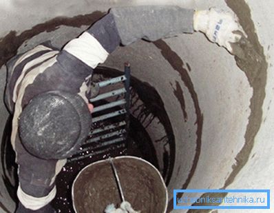 Utěsněte spoje mezi kroužky pomocí cementové malty.