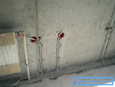 Kabel umístěný ve stěně
