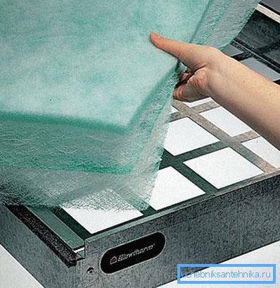 Umístěte jemný a vláknitý materiál do krytu filtru Umístěte jemný a vláknitý materiál do krytu filtru