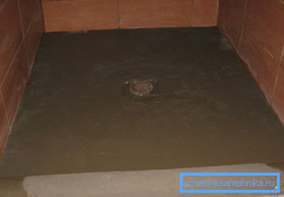 Po instalaci odtoku se betonový potěr nalije do podlahy podlahy. Po instalaci odtoku se betonový potěr nalije do podlahy podlahy.