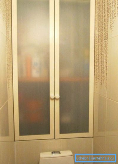 Balení domácích chemikálií je úhledně zastrčená ve skříni. Balení domácích chemikálií je úhledně zastrčená ve skříni.