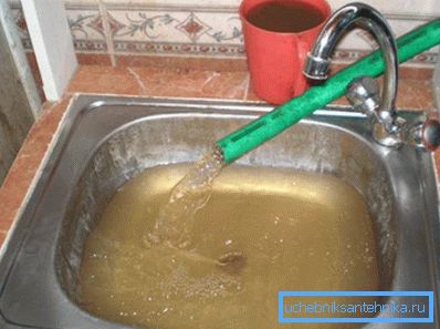Železná voda v jamce vyžaduje čištění před použitím. Železná voda v jamce vyžaduje čištění před použitím.